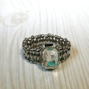 Cookie Lee silver stretch ring with large unique cut gem in the middle NWT